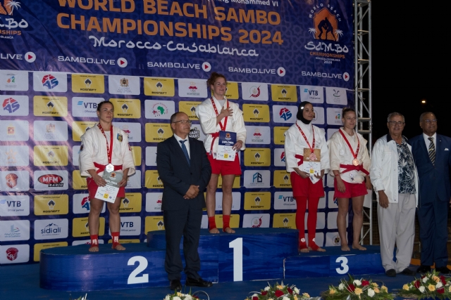 Sacha eerste Nederlandse vrouw Wereldkampioen Beach Sambo.